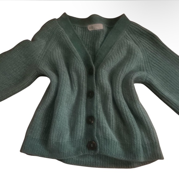 I’m selling this because it’s one of the clothes I wanted to give away - Picture 2 of 2